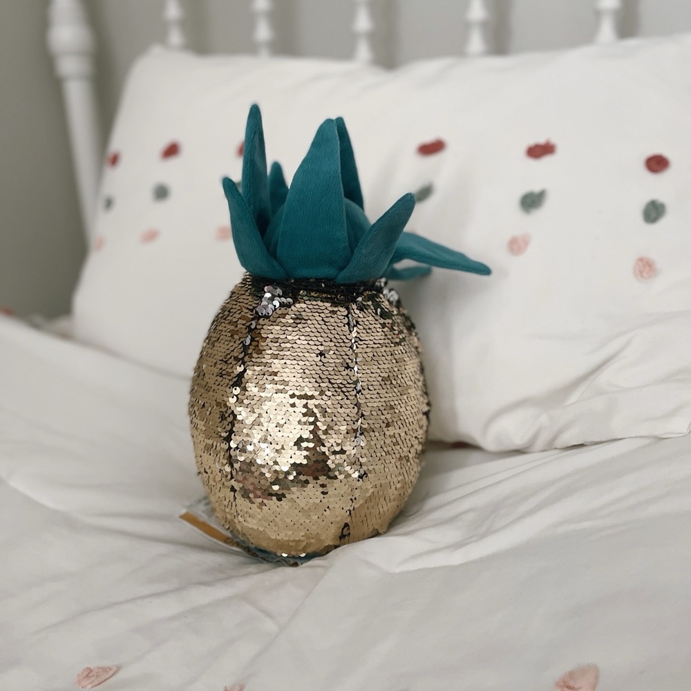 Plush sequins pineapple